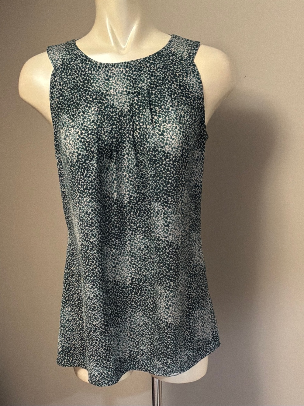 Banana Republic green and Cream Micro-Print Blouse